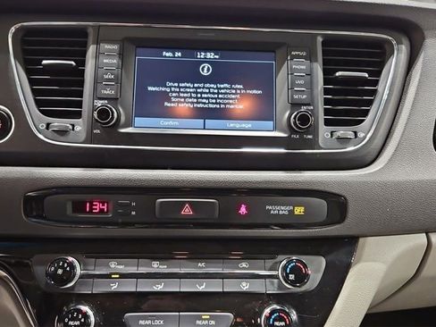 Used 2017 Kia Sedona LX w/ LX Essentials Premium Package image 16