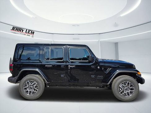 New 2025 Jeep Wrangler Unlimited Sahara w/ Safety Group AWD/4WD image 7