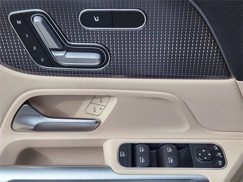 Certified 2023 Mercedes-Benz EQB 300 4MATIC image 11