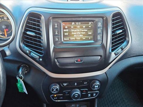 Used 2018 Jeep Cherokee Latitude w/ Cold Weather Group image 14