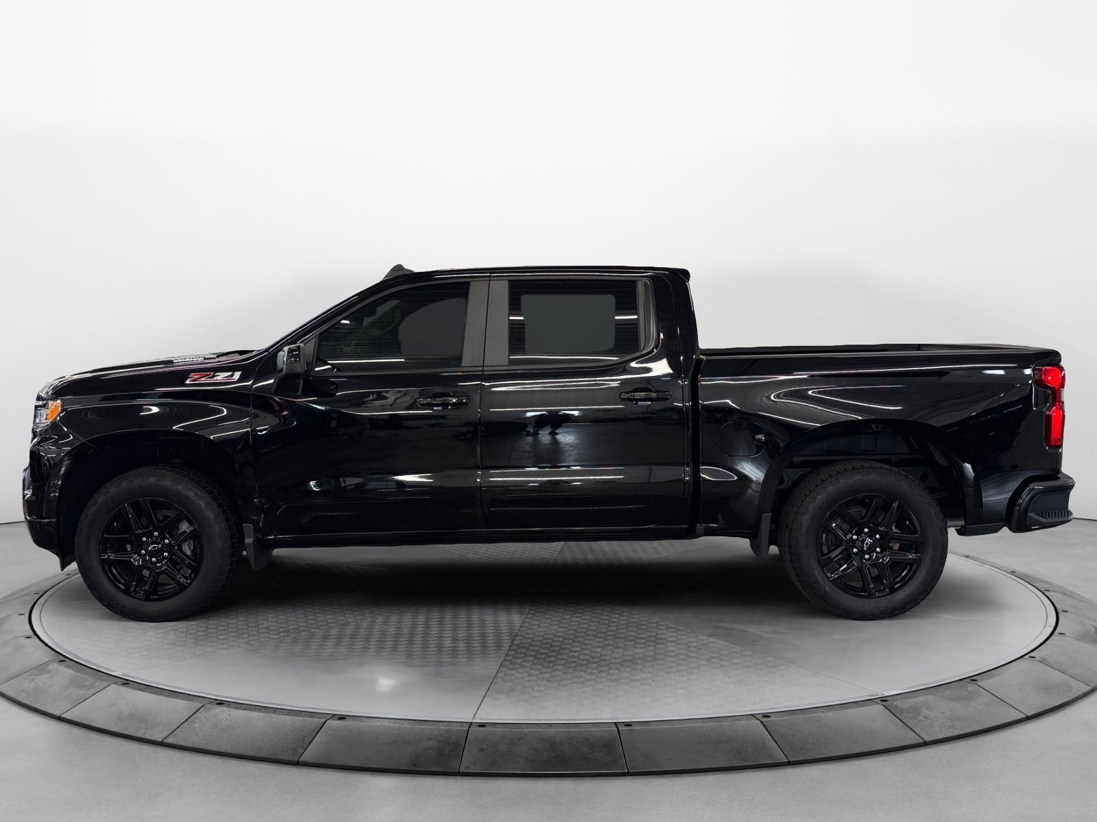 Used 2024 Chevrolet Silverado 1500 RST w/ Z71 Off-Road Package AWD/4WD image 3