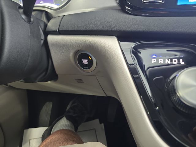 Used 2024 Chrysler Pacifica Touring-L FWD image 22