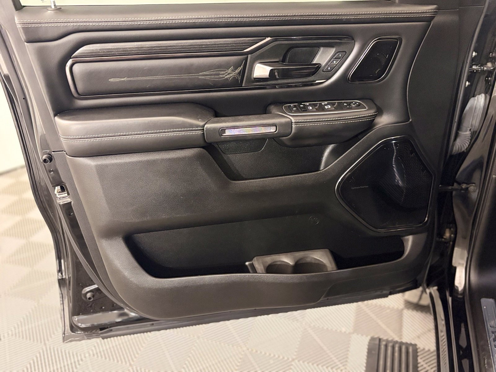 Used 2023 RAM 1500 Limited AWD/4WD image 2
