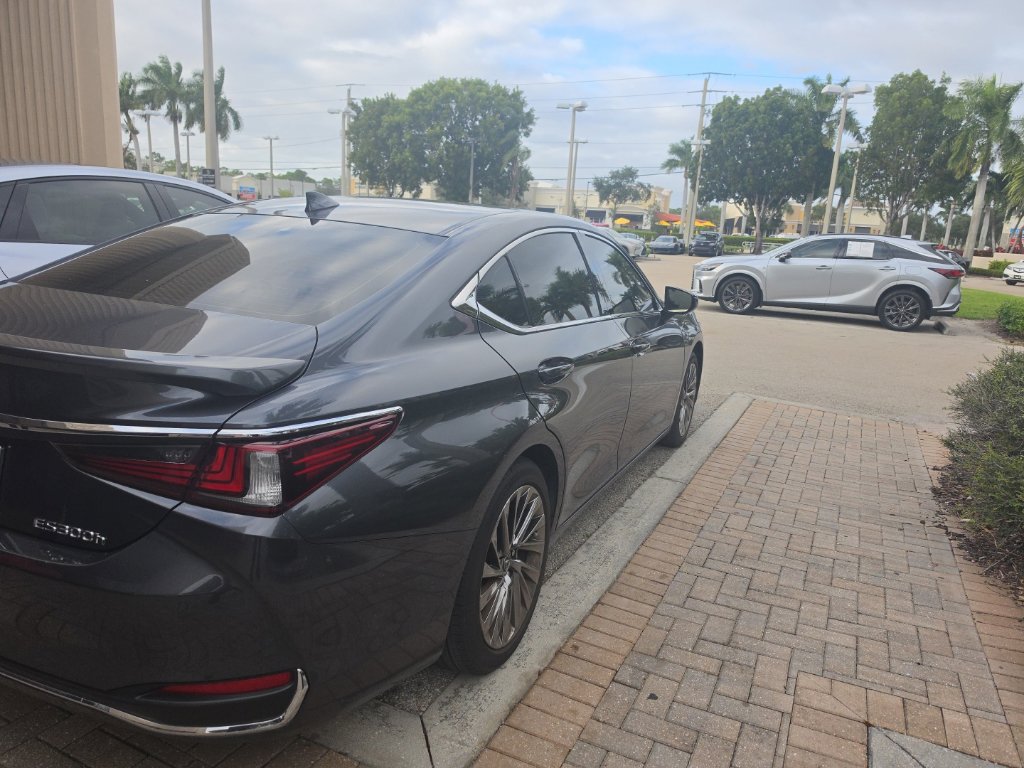 Used 2025 Lexus ES 300h w/ Technology Package FWD image 7