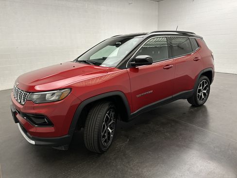 Used 2025 Jeep Compass Limited AWD/4WD image 4