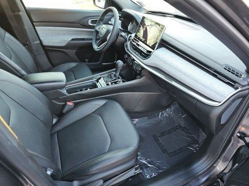 Used 2023 Jeep Compass Latitude image 11