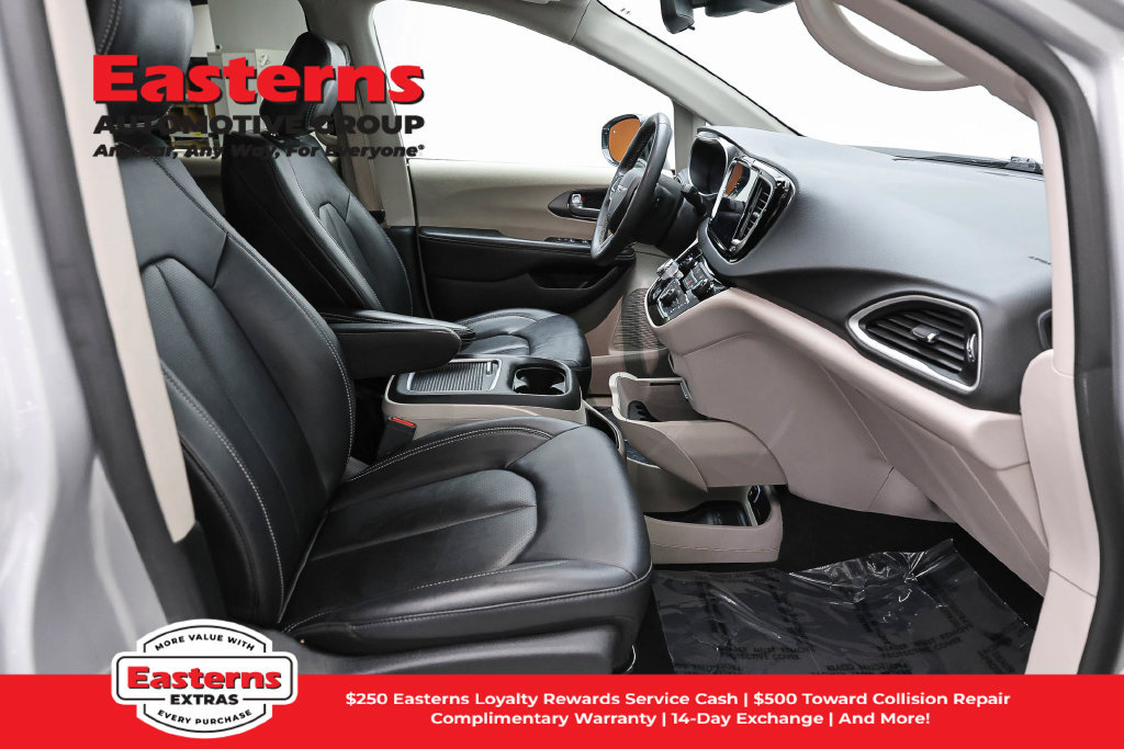 Used 2024 Chrysler Pacifica Touring-L FWD image 22