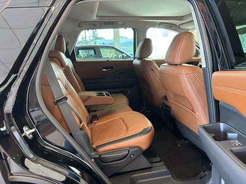 Certified 2025 Nissan Pathfinder Platinum w/ Black Appearance Package AWD/4WD image 34