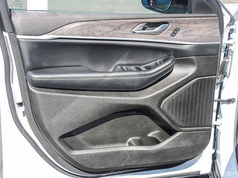 Used 2024 Jeep Grand Cherokee L Limited w/ Luxury Tech Group II image 19