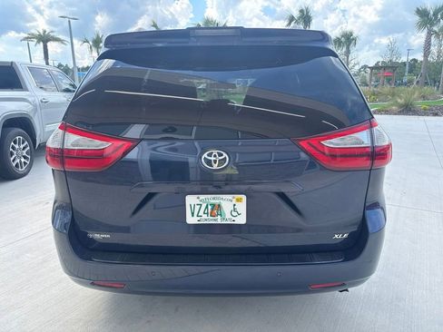 Used 2019 Toyota Sienna XLE Premium FWD image 2