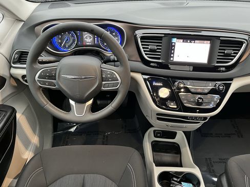 Used 2023 Chrysler Voyager LX image 11