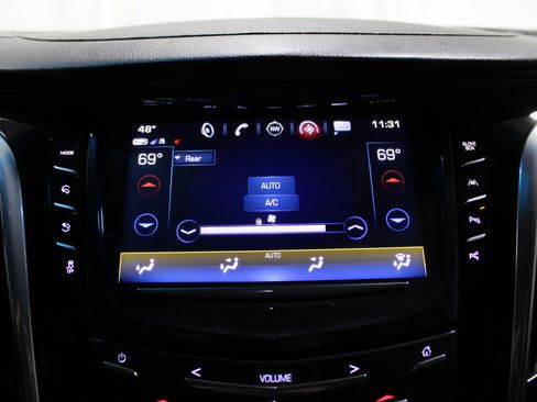 Used 2019 Cadillac Escalade ESV Luxury image 19