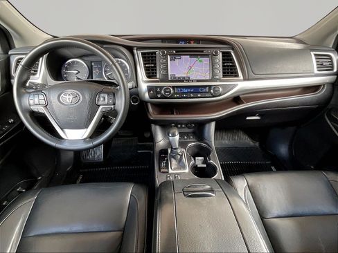 Used 2017 Toyota Highlander XLE AWD/4WD image 7