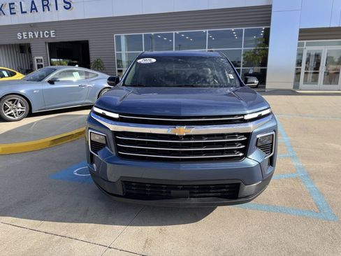 Used 2025 Chevrolet Traverse LT image 2