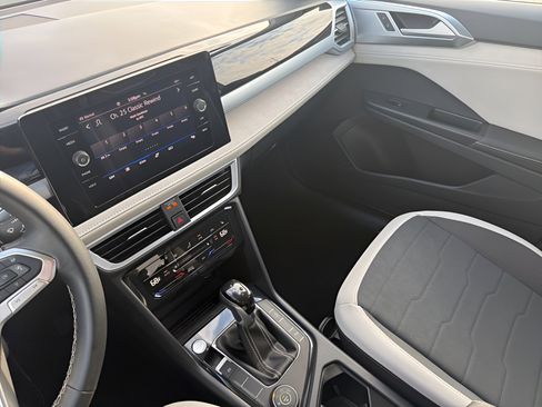 Used 2025 Volkswagen Taos SE image 17