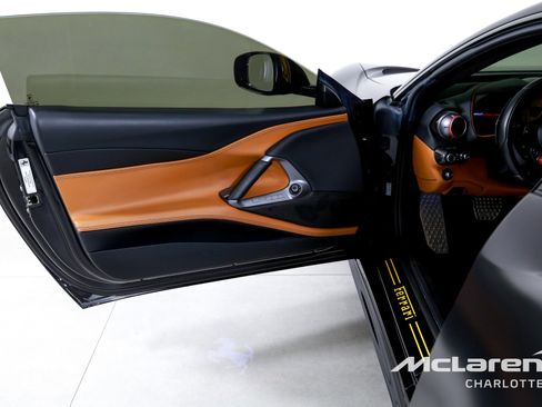 Used 2018 Ferrari 812 Superfast RWD image 10