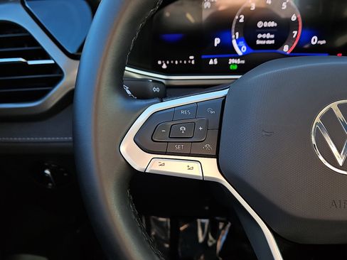 Certified 2025 Volkswagen Taos SE image 16