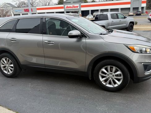 Used 2017 Kia Sorento L image 6