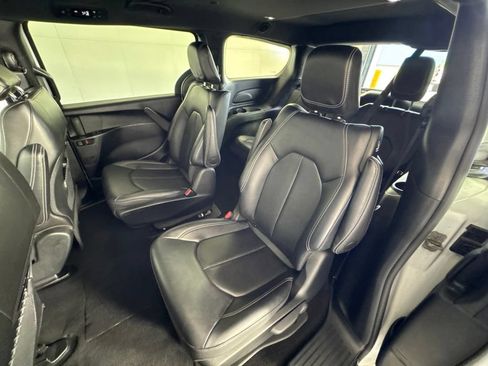 Certified 2024 Chrysler Pacifica Limited FWD image 27