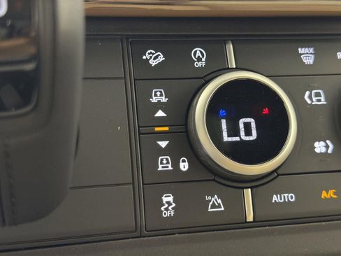 New 2026 Land Rover Defender 110 X-Dynamic SE image 19