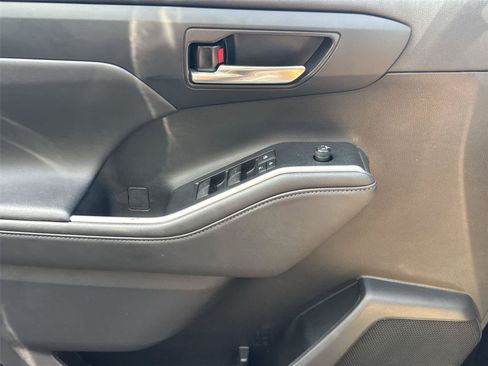 Used 2022 Toyota Highlander XLE AWD/4WD image 21