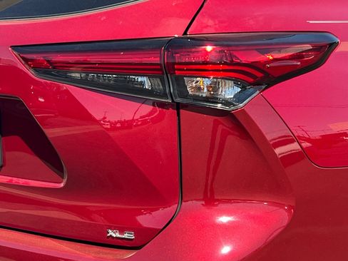 Used 2022 Toyota Highlander XLE FWD image 28