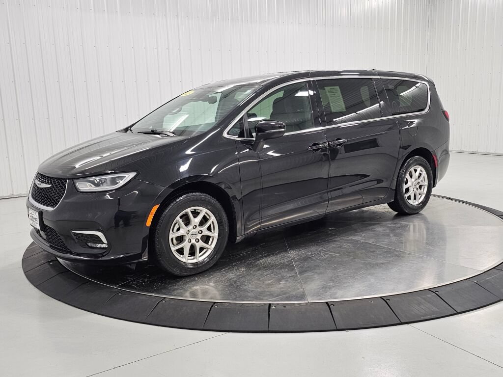 Used 2023 Chrysler Pacifica Touring FWD image 1