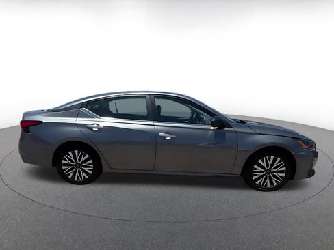 Used 2025 Nissan Altima 2.5 SV FWD image 15