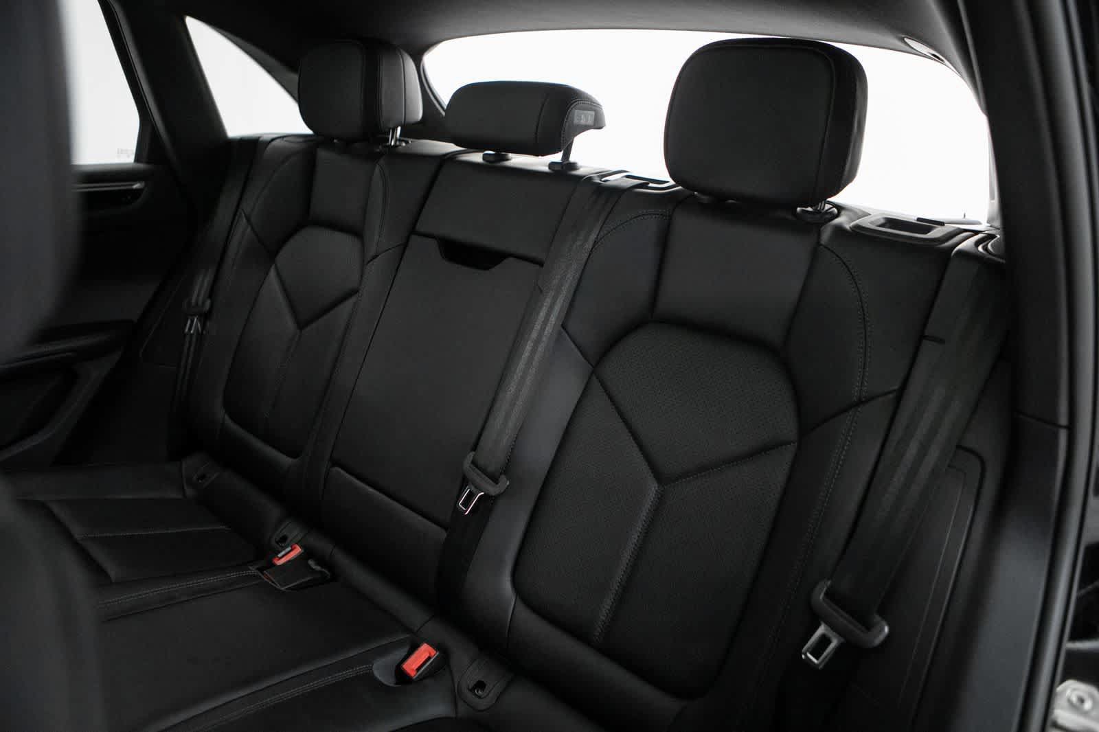 Certified 2024 Porsche Macan S AWD/4WD image 37