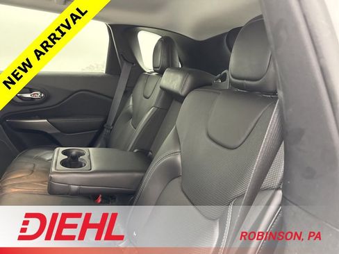 Used 2019 Jeep Cherokee Limited image 16