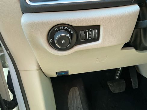 Used 2024 Chrysler Pacifica Touring-L image 18