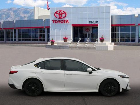 Used 2025 Toyota Camry SE image 6