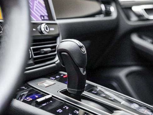 Used 2025 Porsche Macan image 27