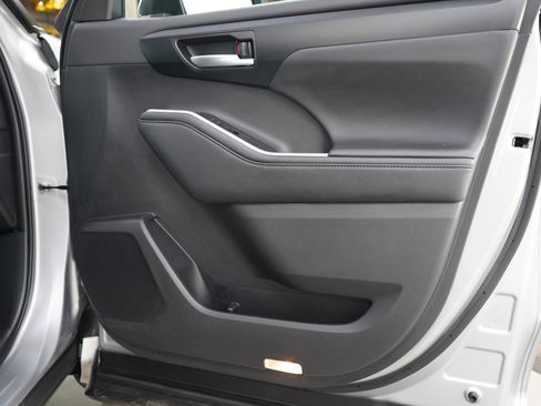 Used 2025 Toyota Highlander XSE AWD/4WD image 9