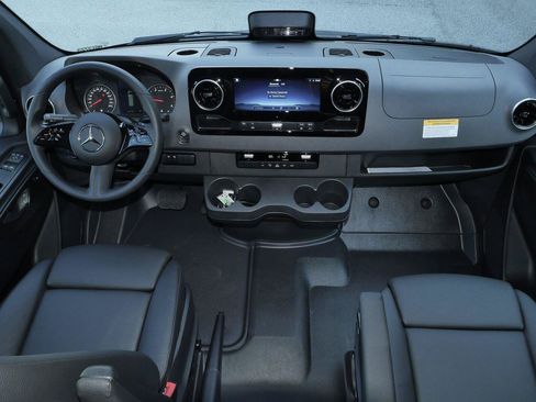 Used 2025 Mercedes-Benz Sprinter 2500 image 40