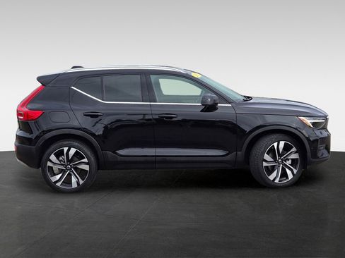 Used 2025 Volvo XC40 B5 Plus image 3