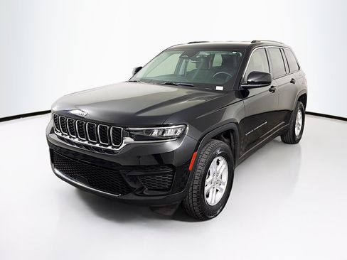Used 2023 Jeep Grand Cherokee Laredo RWD image 3