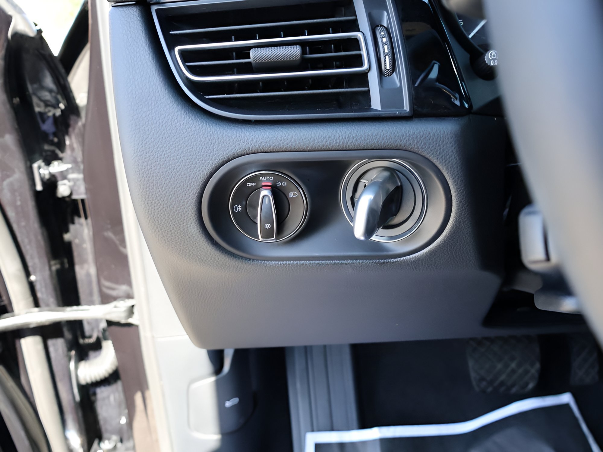 Certified 2025 Porsche Macan AWD/4WD image 33