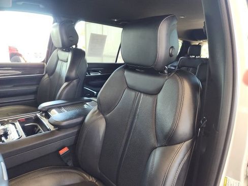 Used 2022 Jeep Wagoneer Series III AWD/4WD image 16