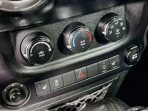 Used 2015 Jeep Wrangler Unlimited Rubicon AWD/4WD image 25