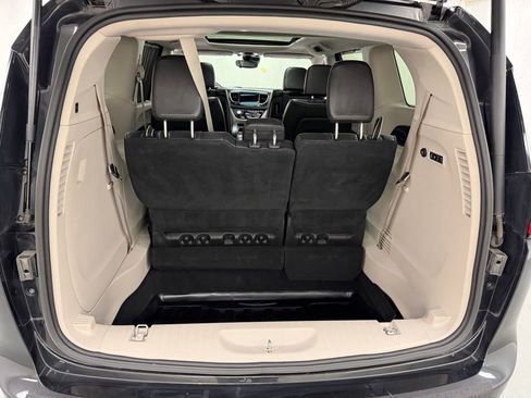 Used 2020 Chrysler Pacifica Limited w/ Tire & Wheel Group FWD image 5