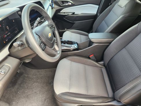 Used 2025 Chevrolet Trax LT FWD image 12