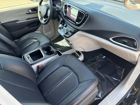 Used 2024 Chrysler Pacifica Touring-L FWD image 16