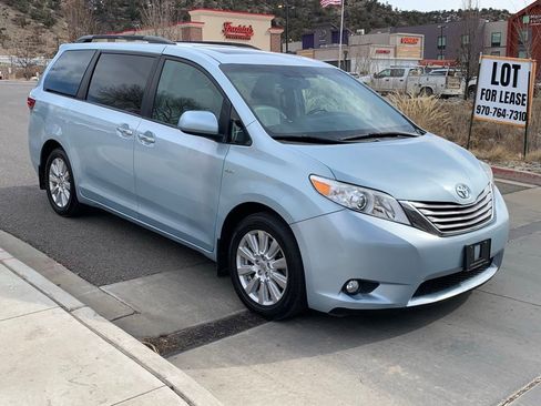 Used 2017 Toyota Sienna XLE Premium image 7