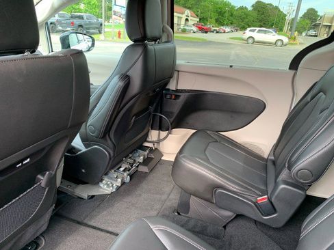 Used 2024 Chrysler Pacifica Touring-L AWD/4WD image 24