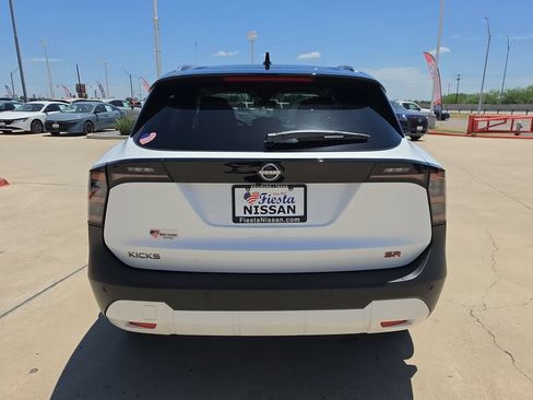 New 2026 Nissan Kicks SR w/ SR Premium Package FWD image 5
