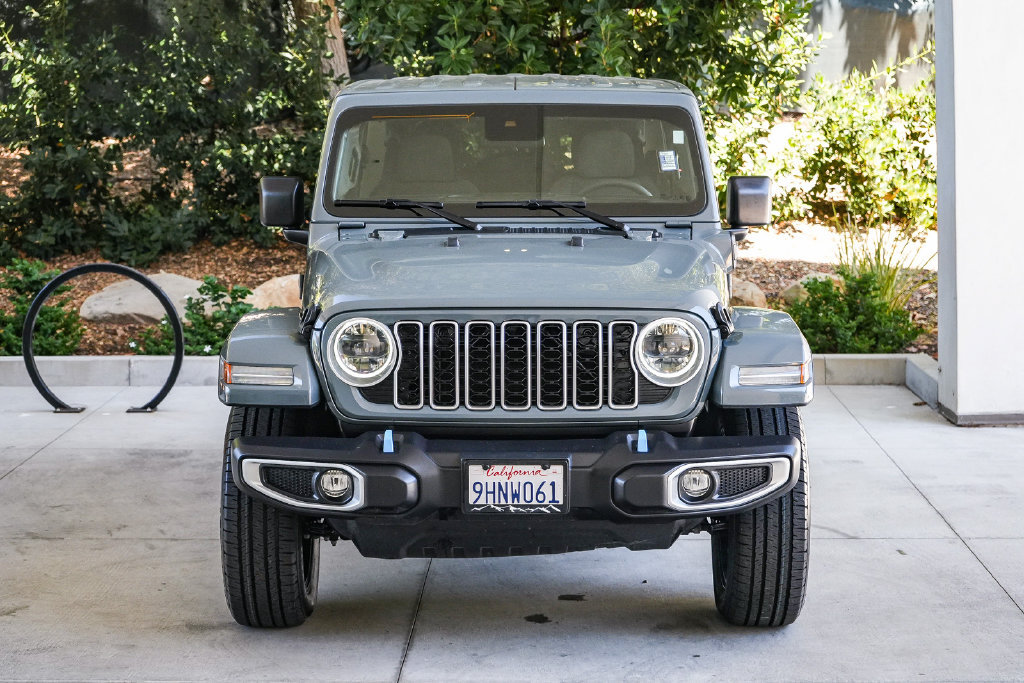 Used 2024 Jeep Wrangler Unlimited Sahara AWD/4WD image 2