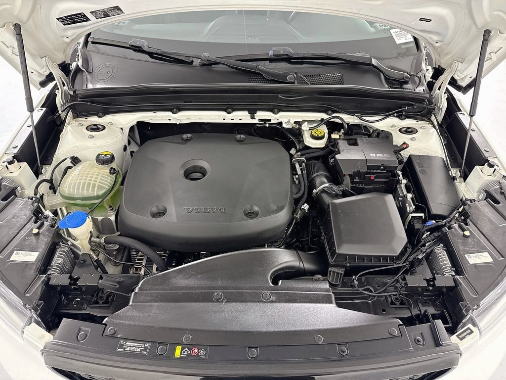 Used 2019 Volvo XC40 T5 R-Design AWD/4WD image 29