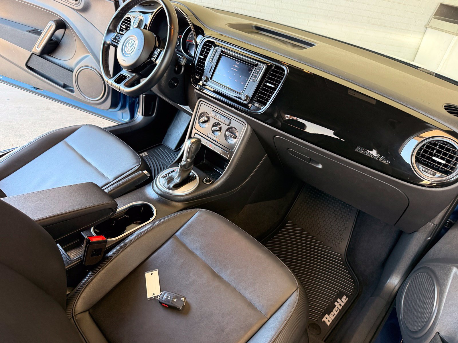 Used 2018 Volkswagen Beetle 2.0T S w/ Style & Comfort Package For S FWD image 17