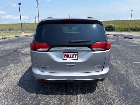 Used 2017 Chrysler Pacifica Limited w/ Advanced Safetytec Group FWD image 17